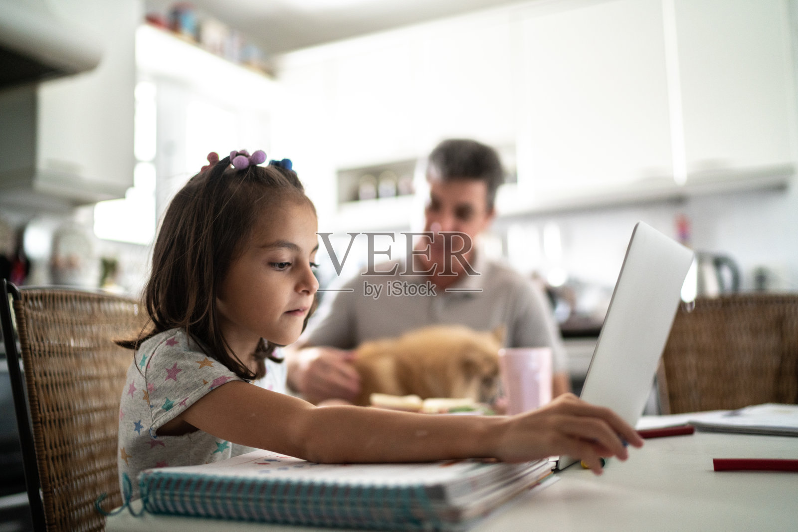 父亲帮助女儿做作业照片摄影图片
