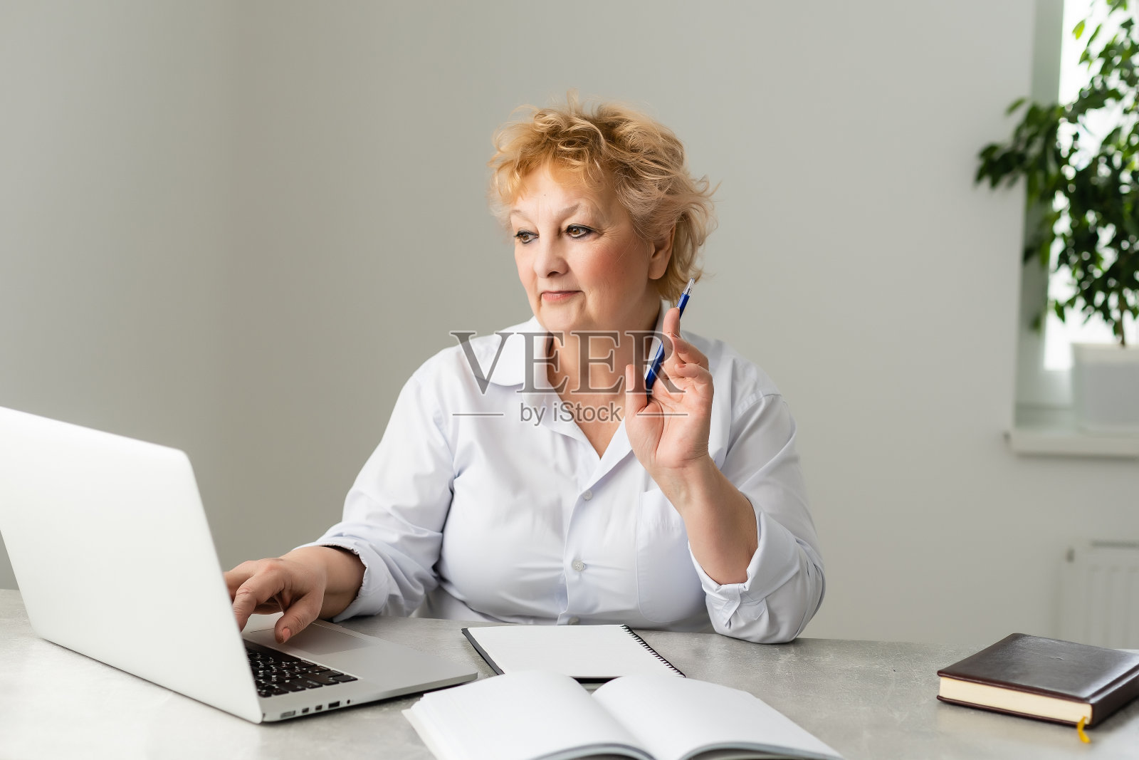 想念你的。娇小的老妇人用笔记本电脑和朋友聊天照片摄影图片