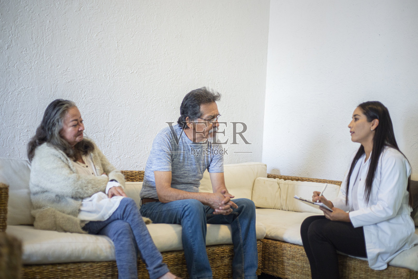 医生在家为成年夫妇提供咨询照片摄影图片