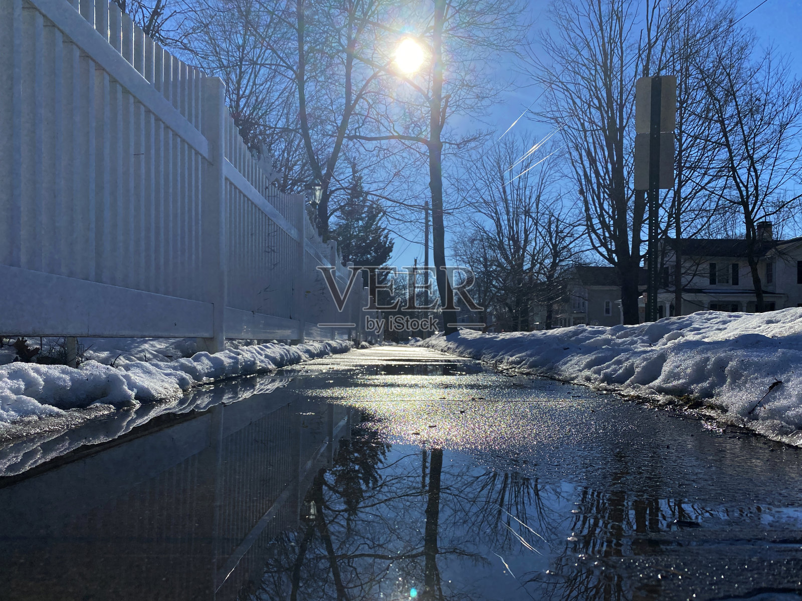 雪人行道水坑的倒影照片摄影图片