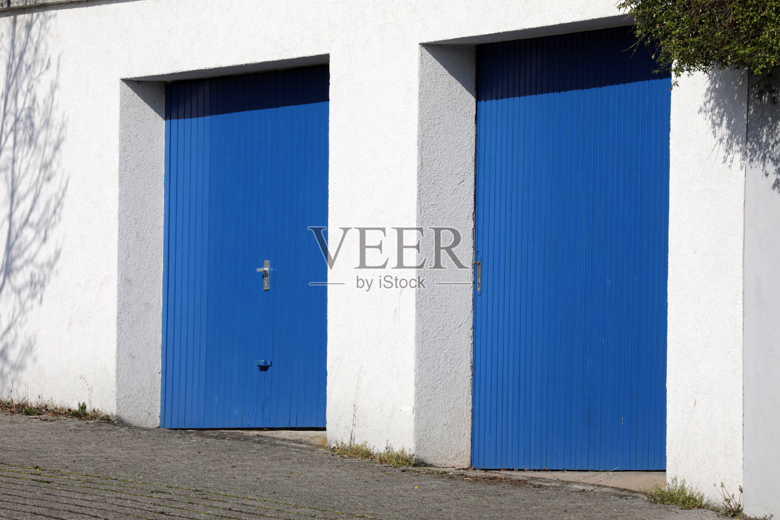 两扇蓝色车库门照片摄影图片
