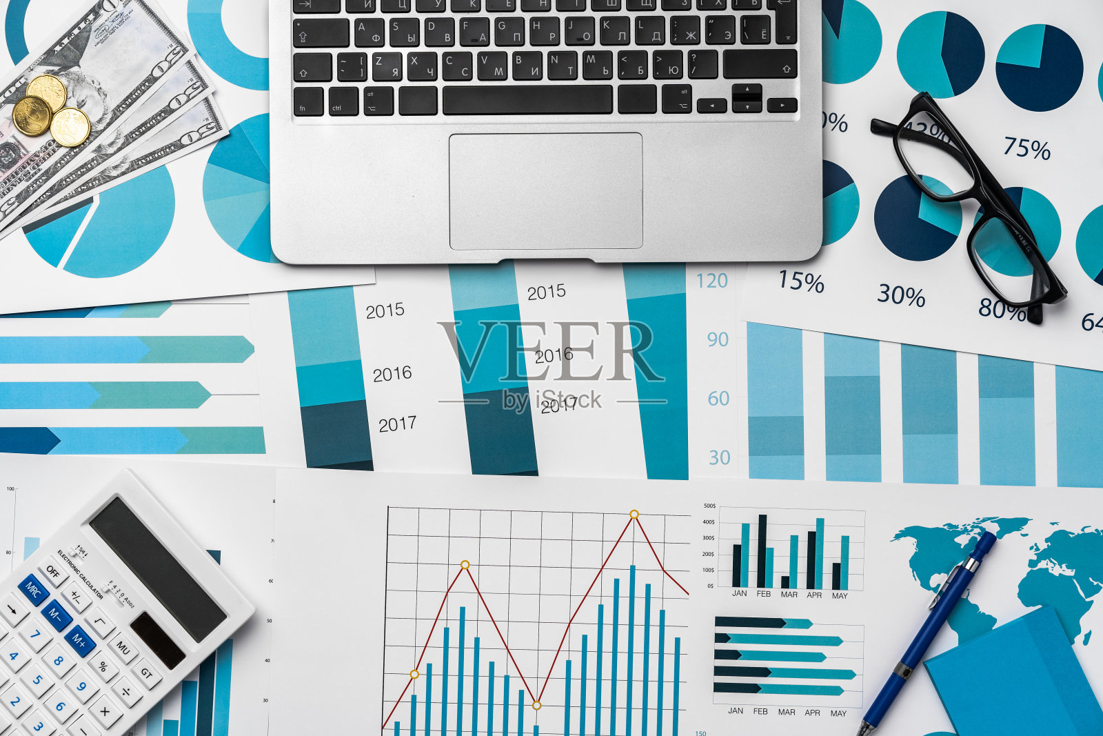 灰色表格上有图表和图表的财务论文照片摄影图片