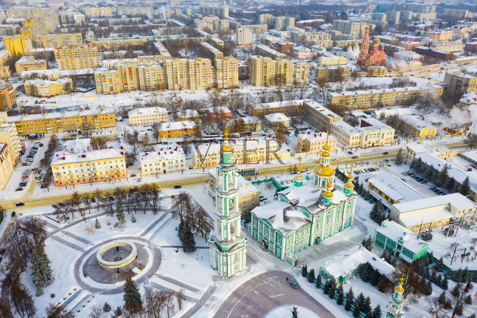 坦波夫市斯帕索-普列奥布拉任斯基大教堂和住宅楼鸟瞰照片摄影图片