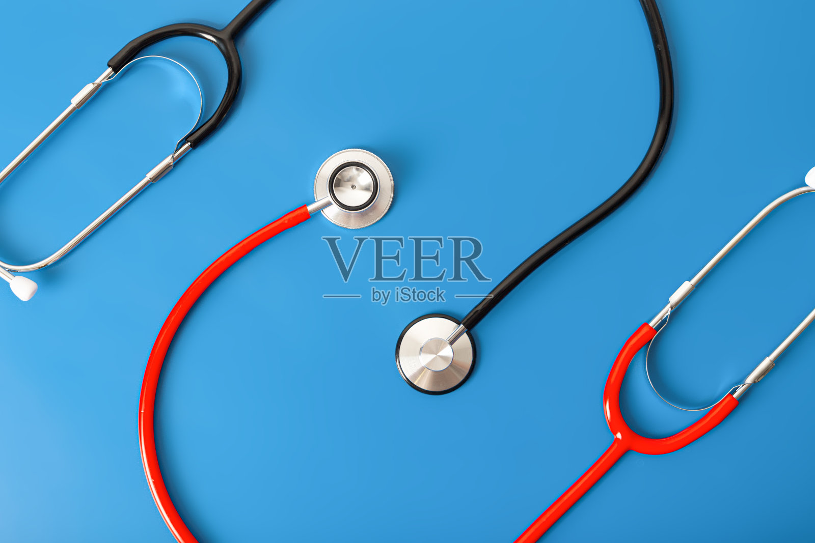 黑色和红色听诊器上的蓝色背景俯视图照片摄影图片