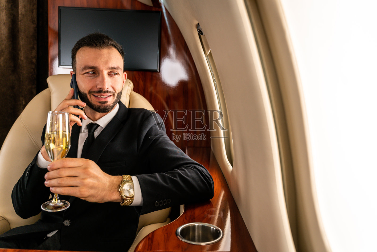 乘坐私人飞机的商人照片摄影图片