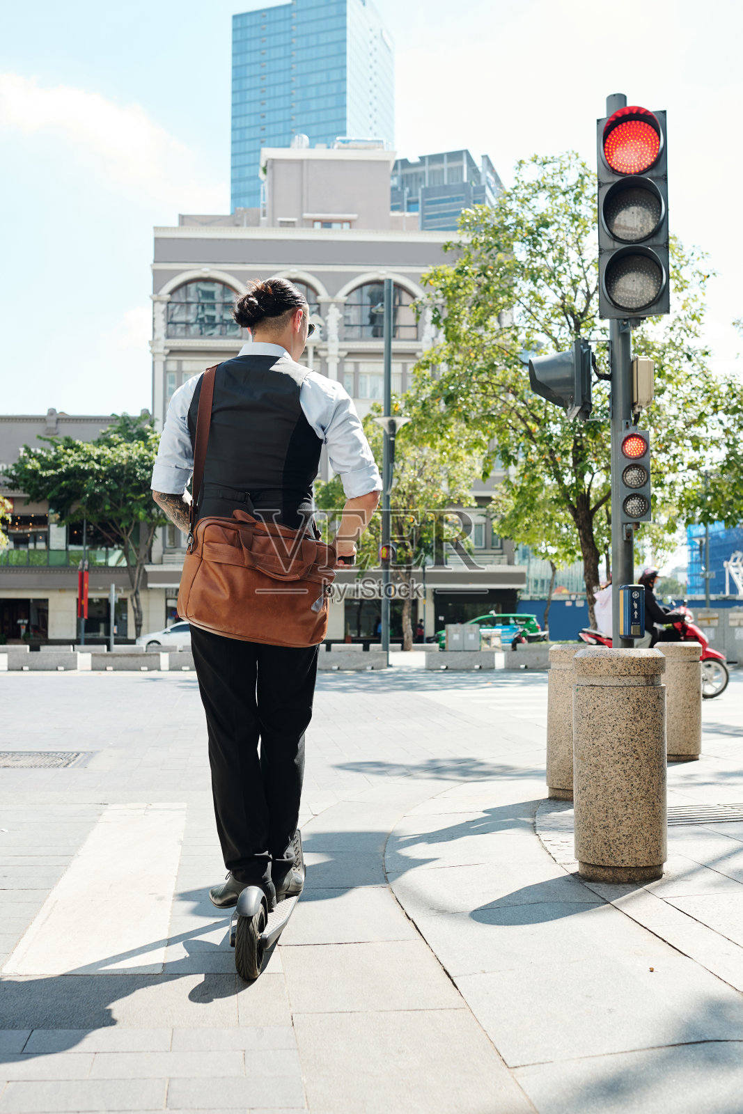 在城市里骑摩托车的企业家照片摄影图片