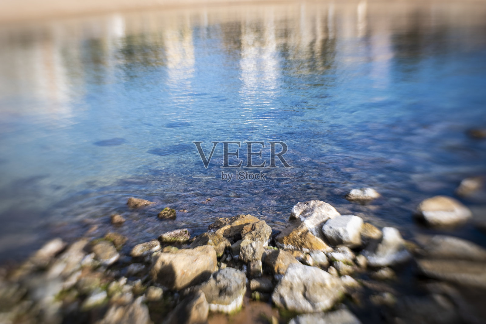 海岸岩石景观上安静模糊的海水海景照片摄影图片