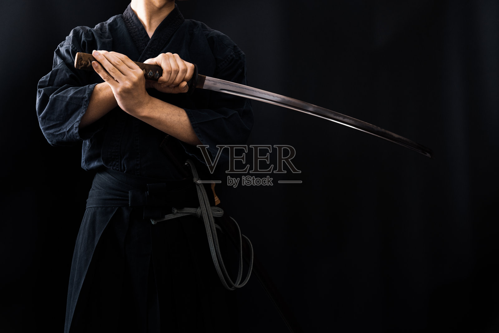 手持武士刀的男子肖像照片摄影图片