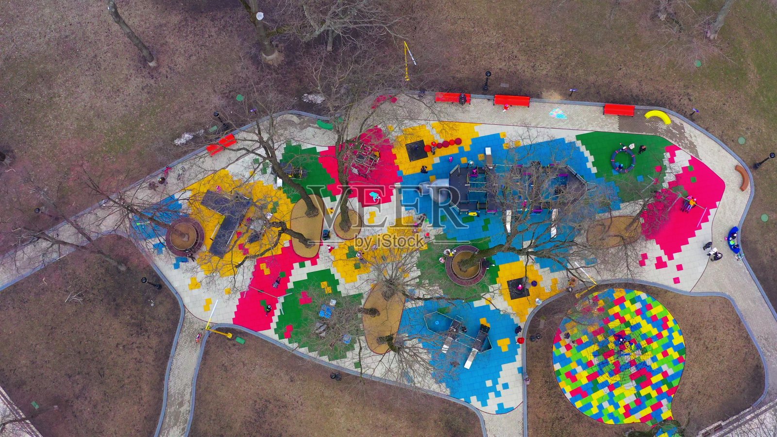 儿童多彩的户外游乐场,有旋转木马,秋千和滑梯照片摄影图片