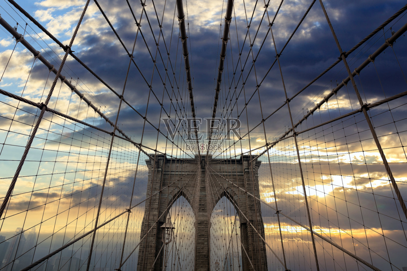 日落时多云天空下的布鲁克林大桥。纽约,曼哈顿。我们照片摄影图片
