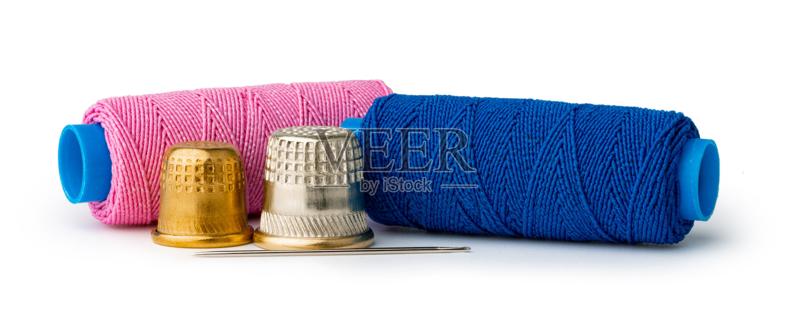 裁缝,针和线在白色的背景照片摄影图片