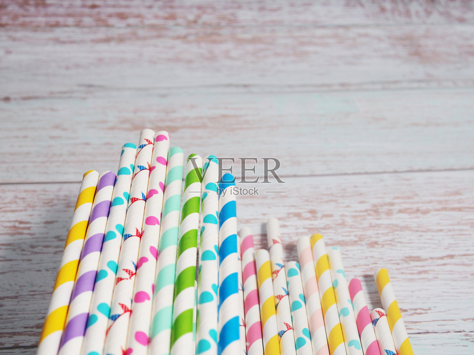 许多彩色的纸制成的鸡尾酒管作为背景照片摄影图片