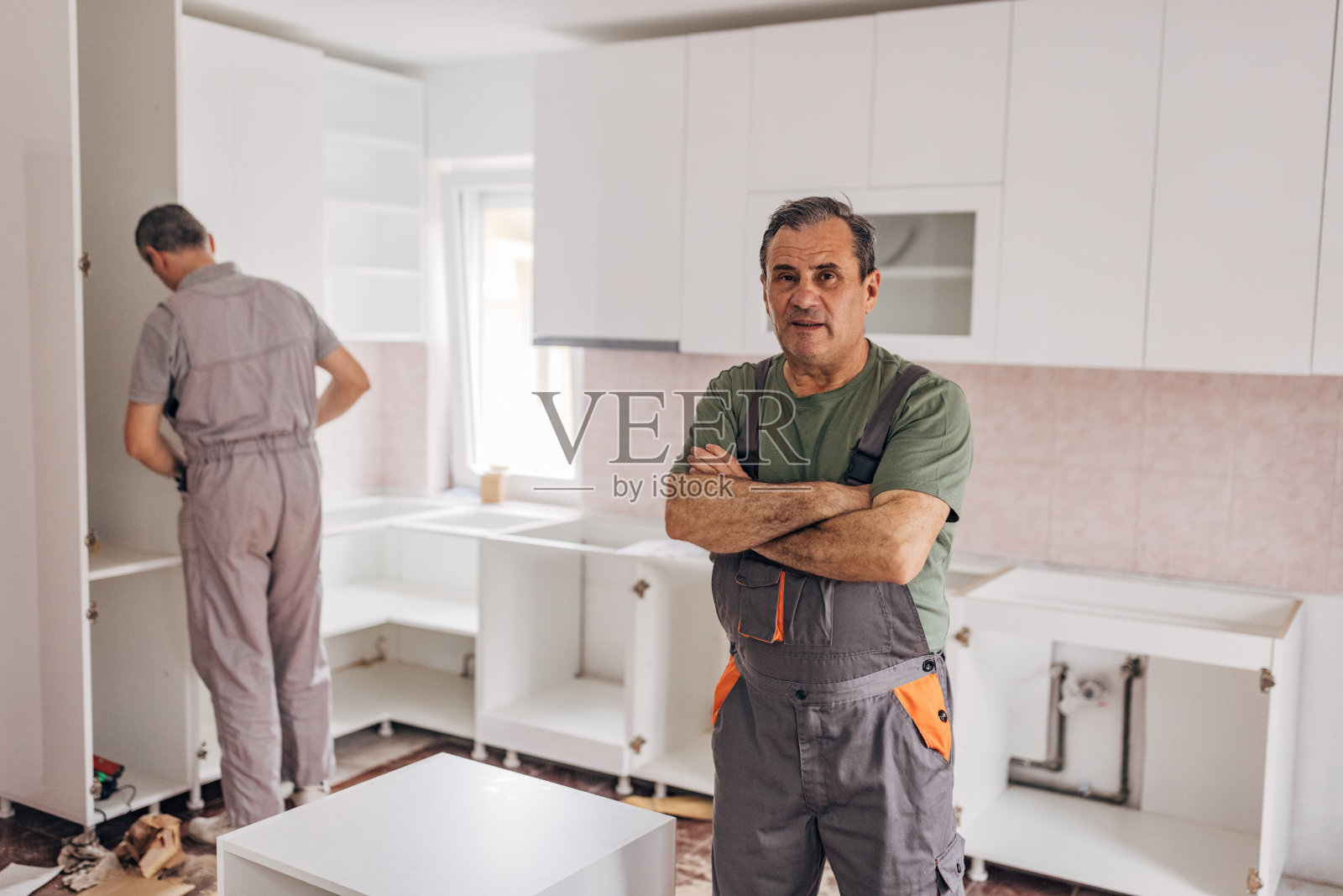 家具组装工的肖像照片摄影图片