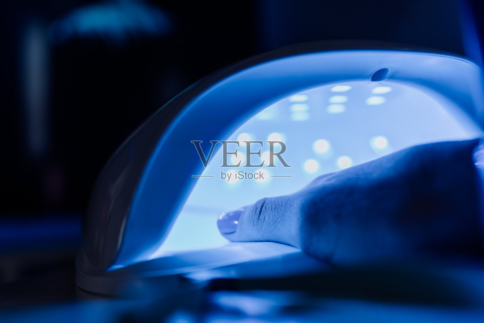 一名妇女在流感期间在家涂指甲照片摄影图片