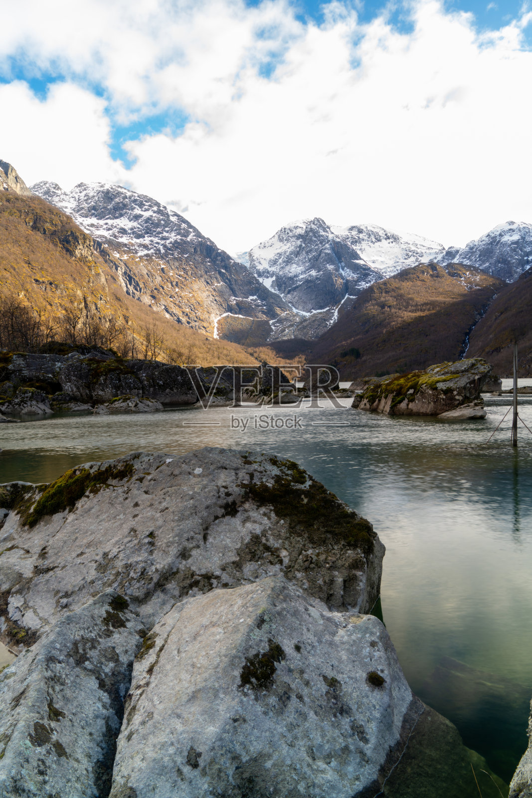 Bondhusvatnet湖位于Sunndal村附近的Bondhusdalen山谷照片摄影图片
