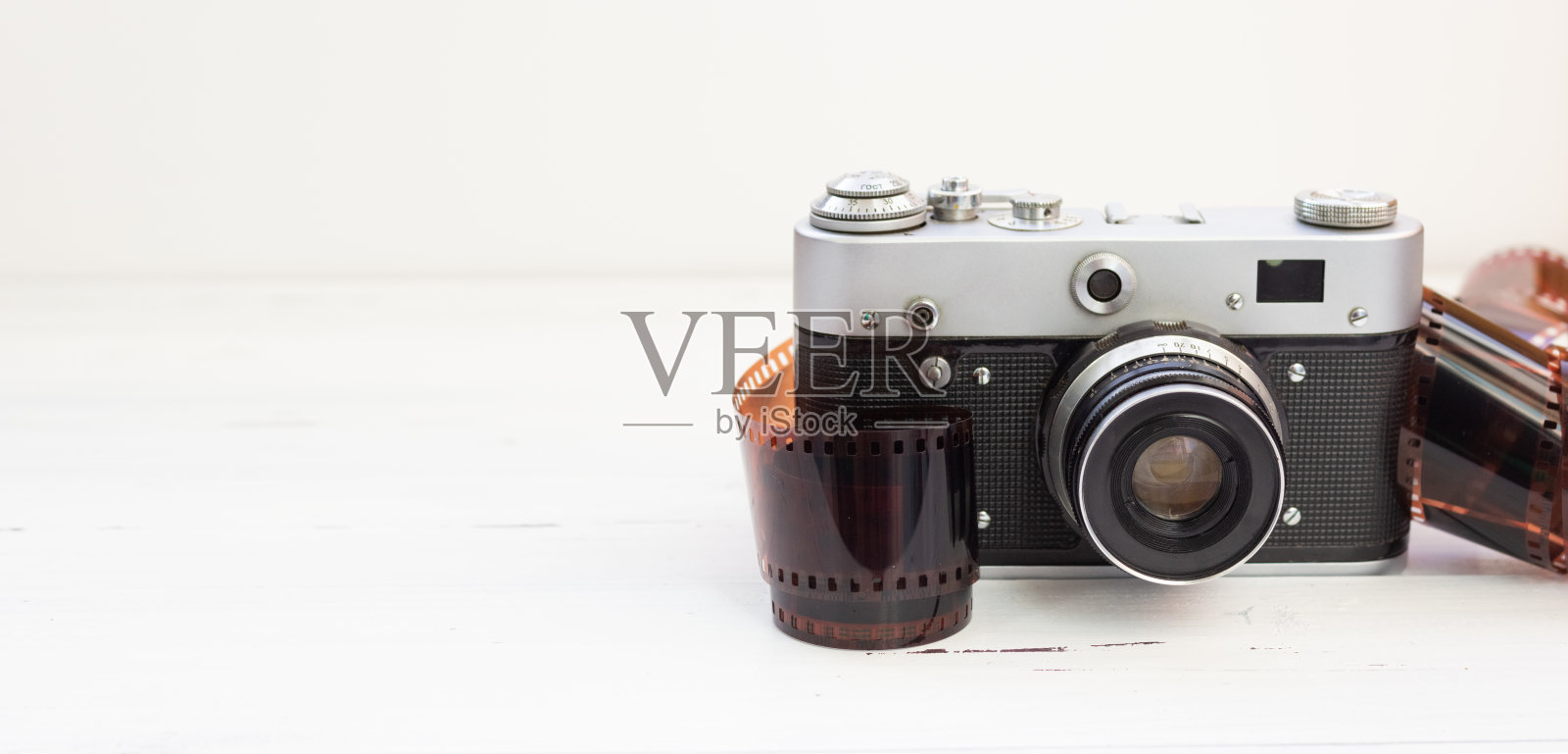 白色背景上的罕见相机和胶卷。文本的空闲空间。照片摄影图片