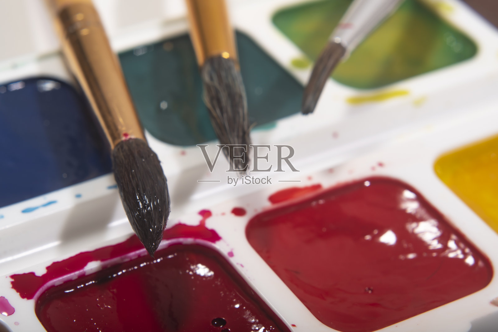 一套刷子绘画和水彩颜料照片摄影图片