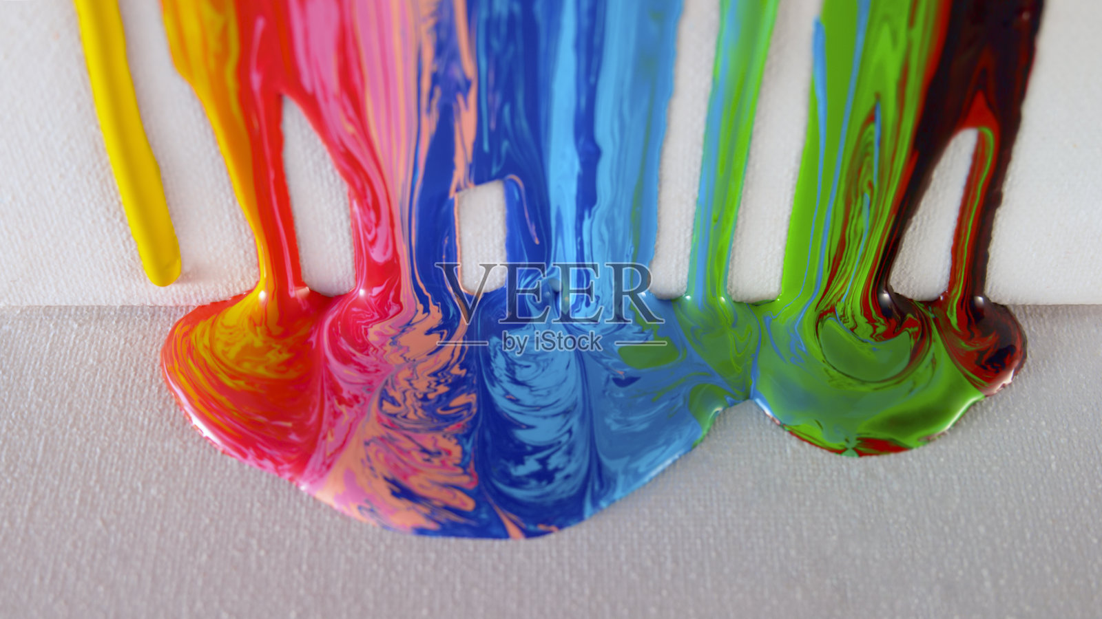 熔化蜡笔制作彩虹的特写照片摄影图片