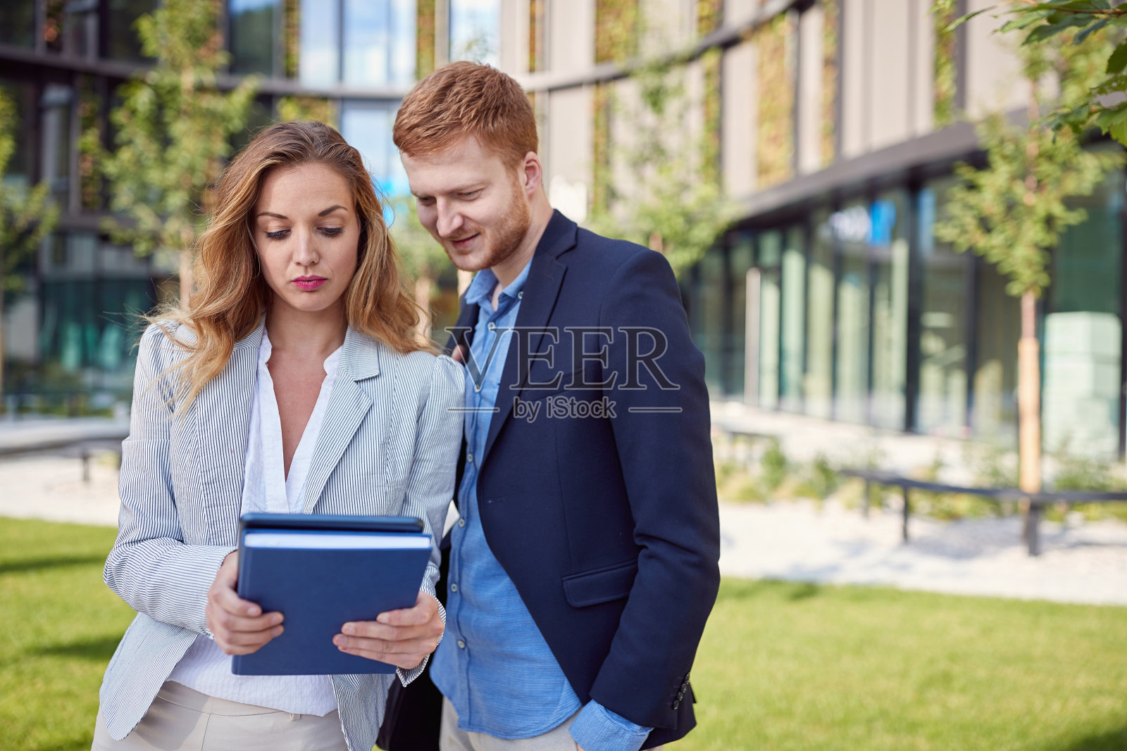 商务人士在户外一起工作。照片摄影图片