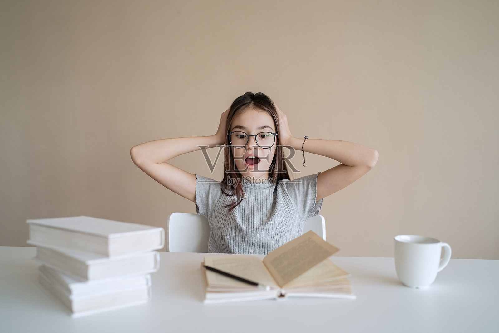 可爱的少女厌倦了学习和做作业照片摄影图片