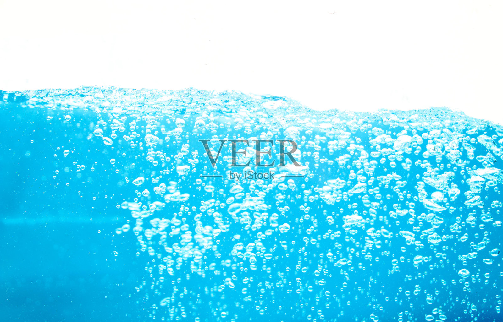 蓝色苏打水飞溅在孤立的背景上照片摄影图片