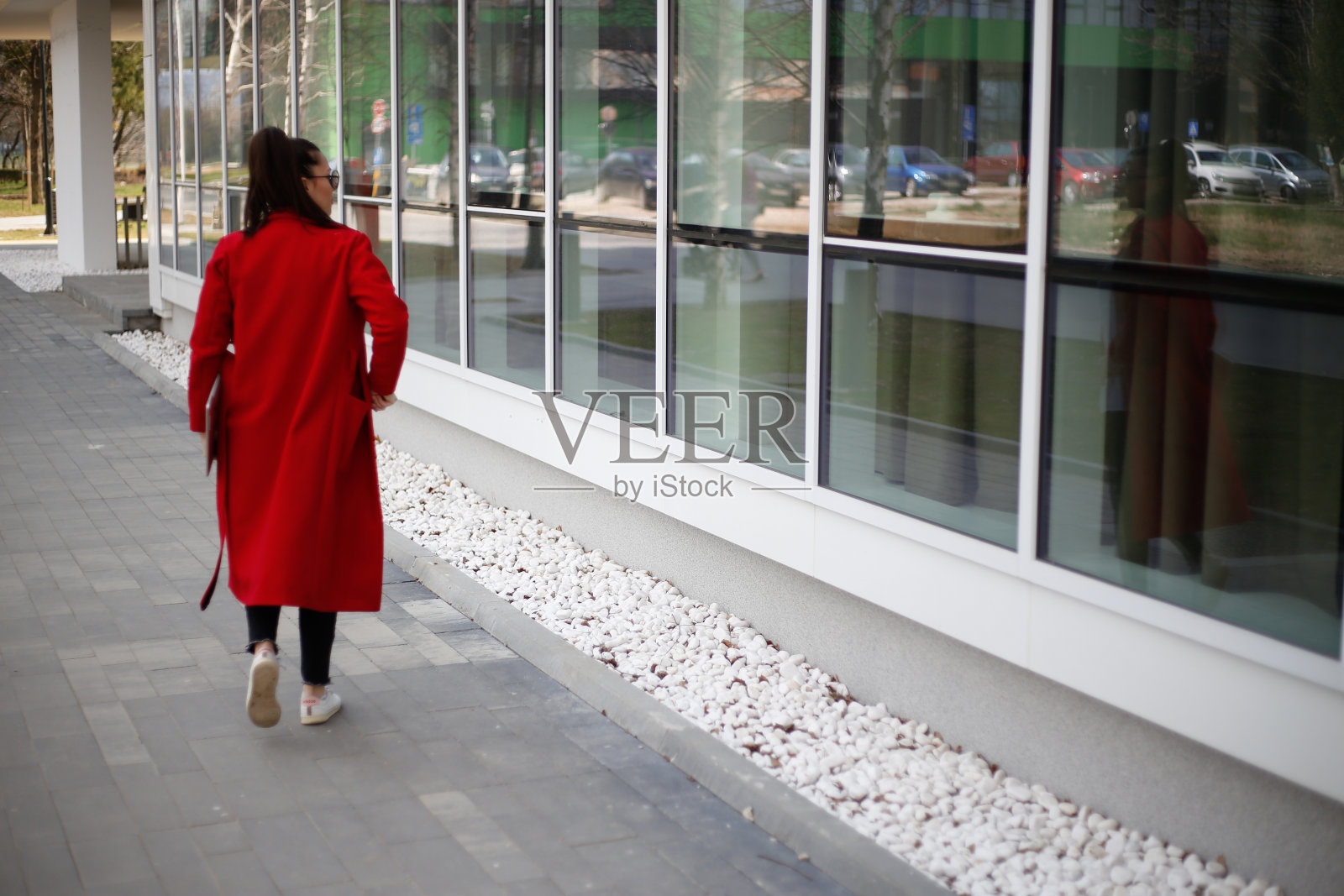 商业女性与笔记本电脑户外库存照片照片摄影图片