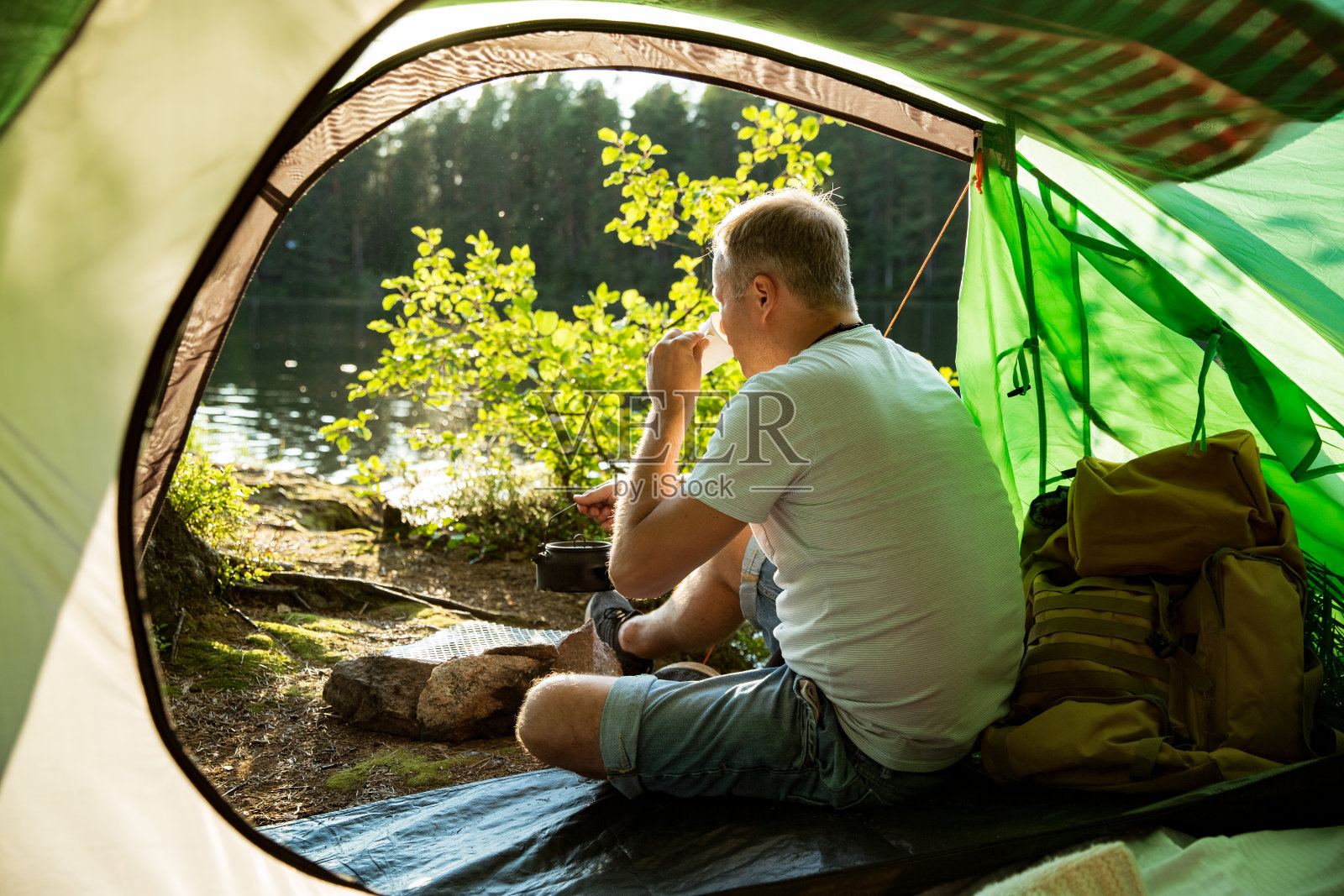 男人用露营壶煮咖啡照片摄影图片