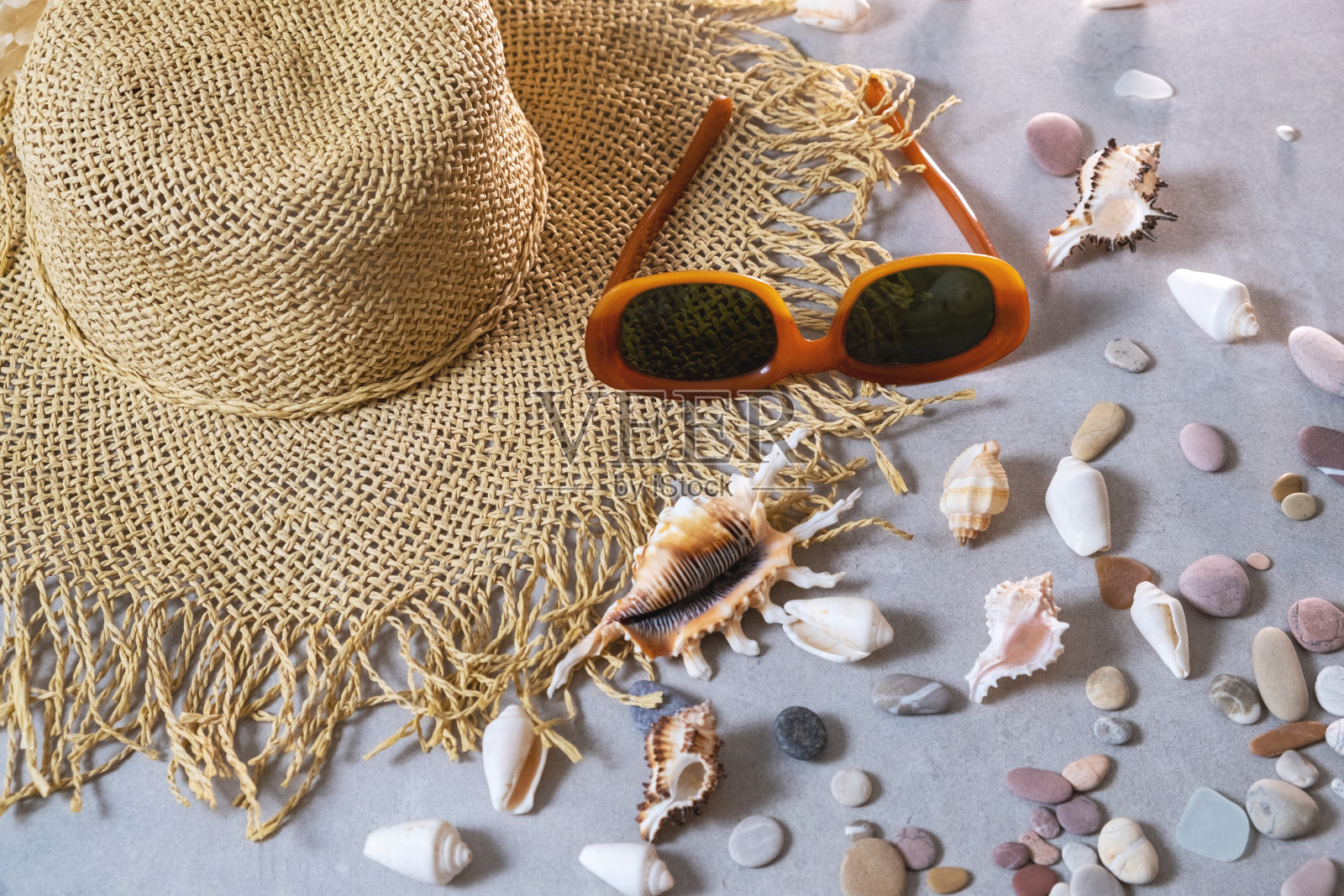 夏季,度假,旅游和旅游概念——女性草帽和太阳镜躺在沙滩上。旅游夏季配饰用仿空间,平铺。旅游规划的概念照片摄影图片