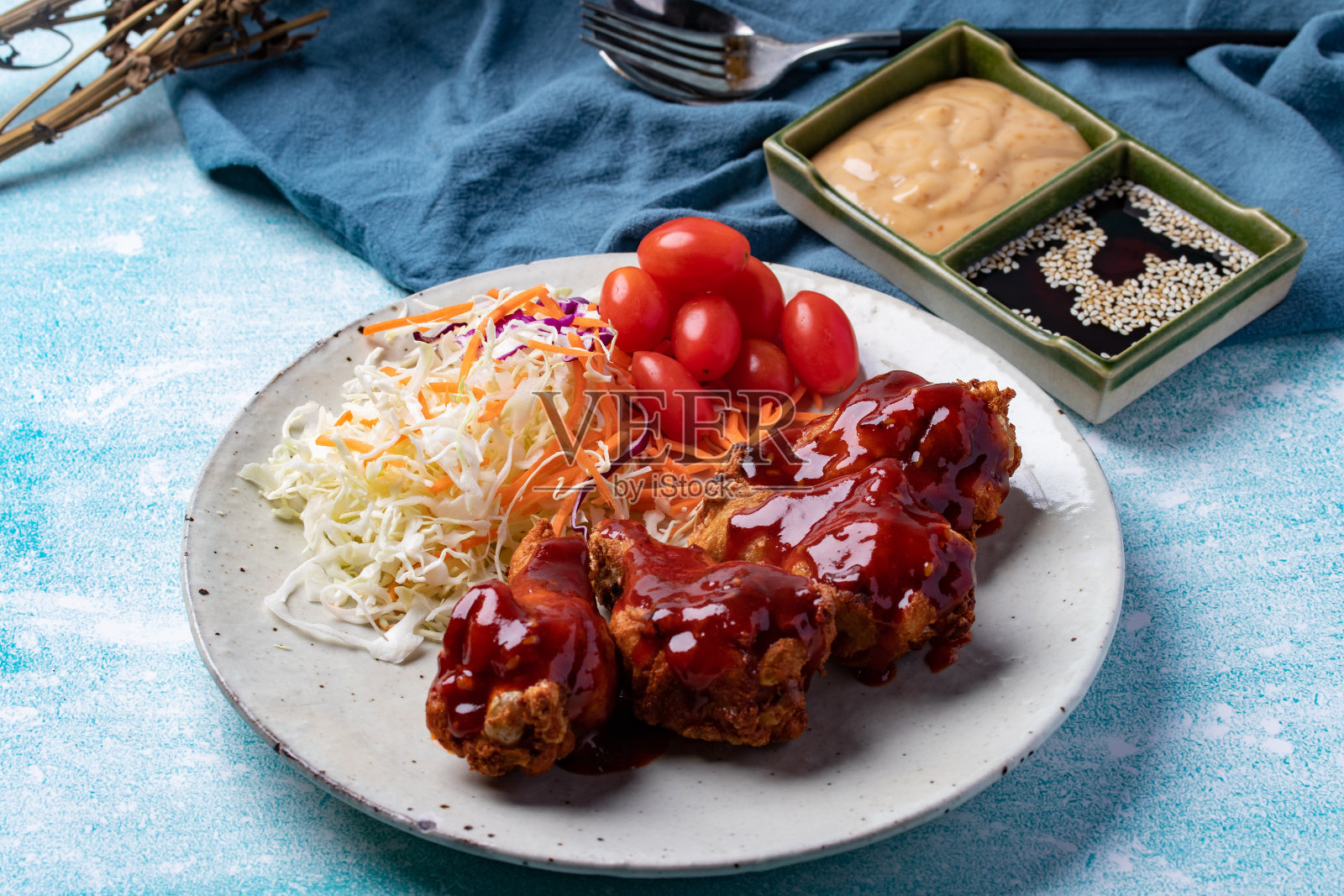 韩式炸鸡配辣椒酱照片摄影图片