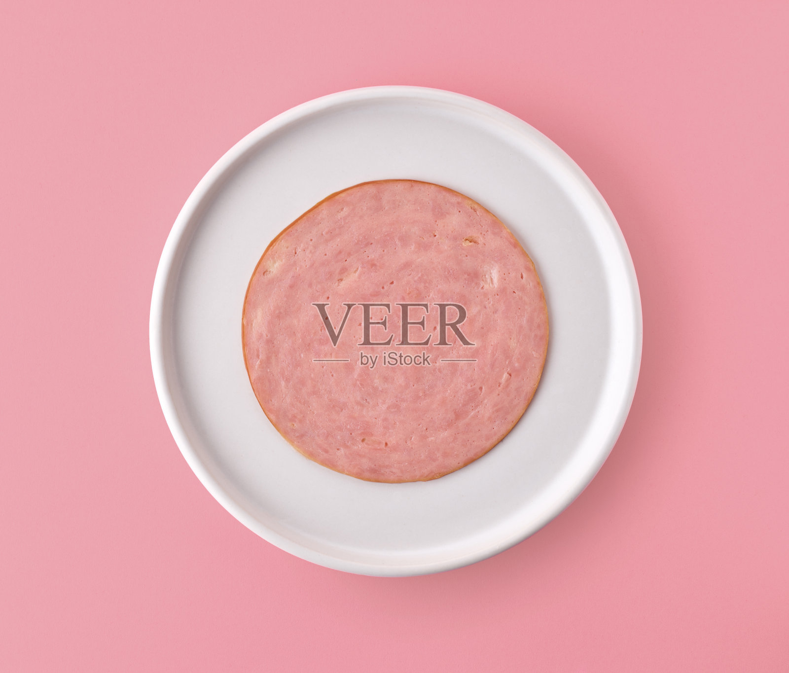 白色盘子上的火腿肠片照片摄影图片