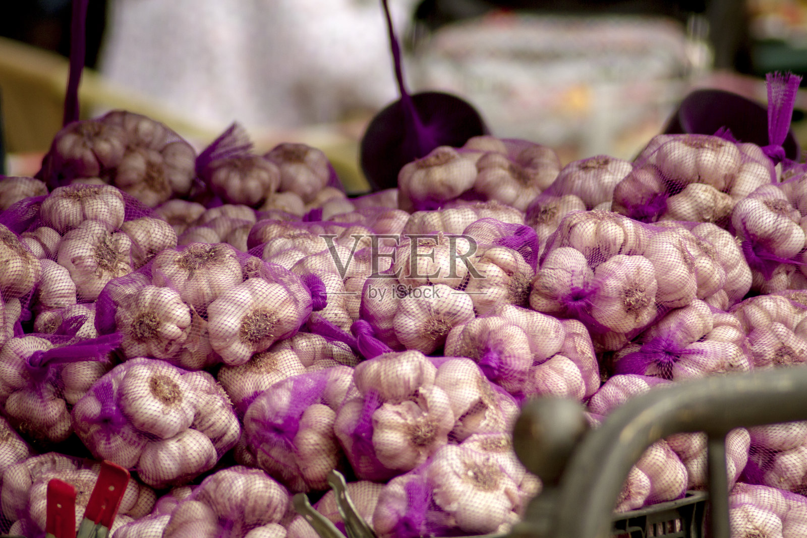 一套大蒜在一个摊位出售照片摄影图片