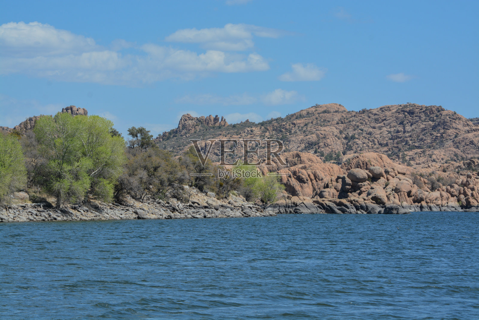 亚利桑那州亚瓦派县普雷斯科特沃森湖美丽的高海拔南部海岸线照片摄影图片