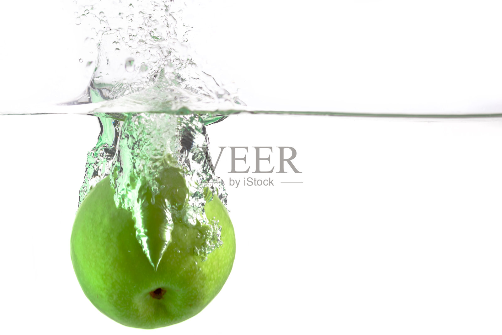 多汁的绿苹果在白色背景下落入水中,放置在文字下面照片摄影图片