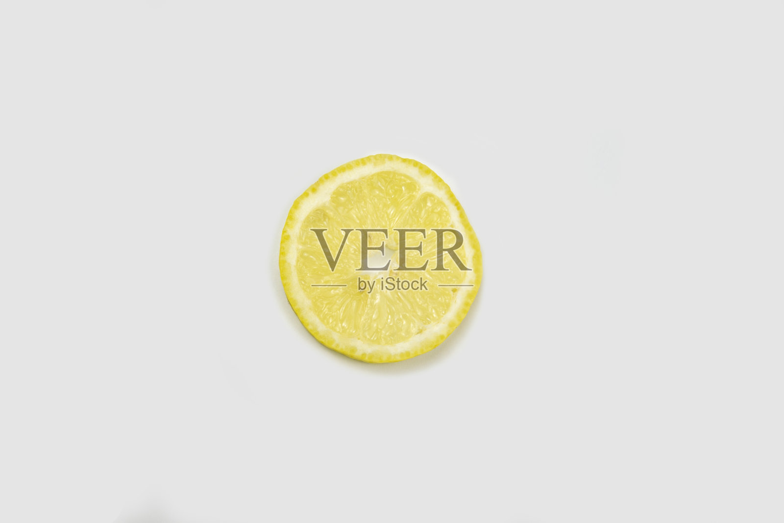 白色背景上一片柠檬的图像照片摄影图片