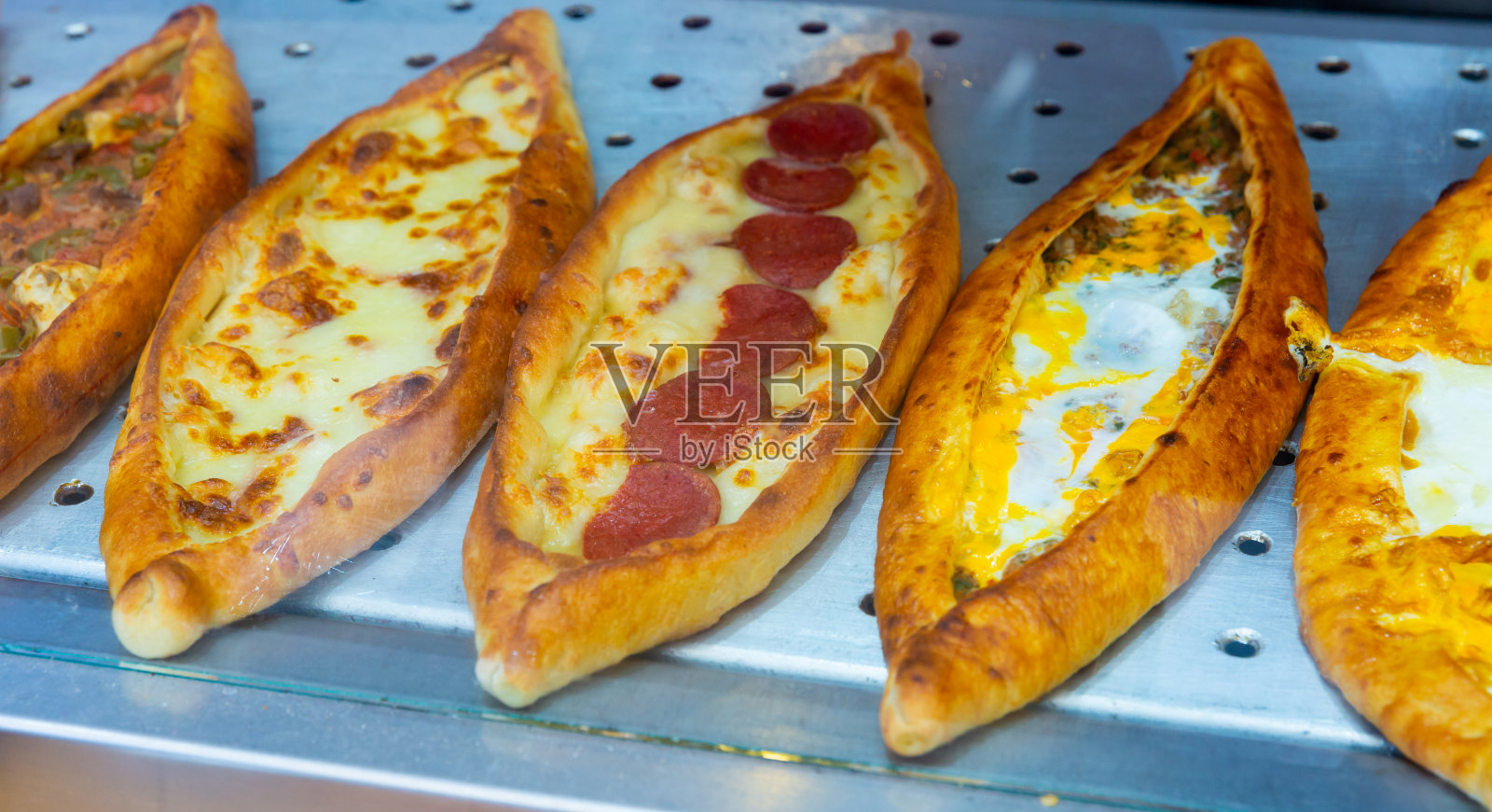 各种各样的土耳其foodset。男孩有肉吃;与芝士拌匀,拌匀照片摄影图片