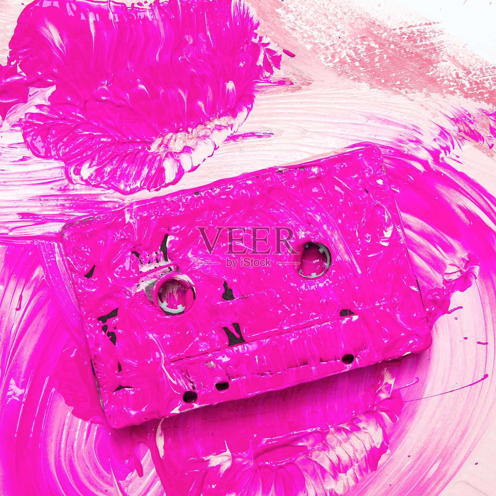 粉色和白色的混乱混合油漆背景和古董磁带。简约复古音乐创意概念照片摄影图片