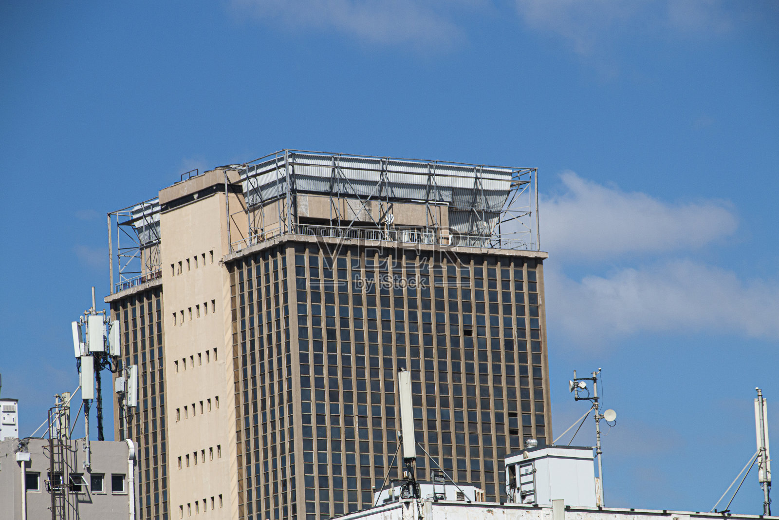 仰望高楼的顶端照片摄影图片