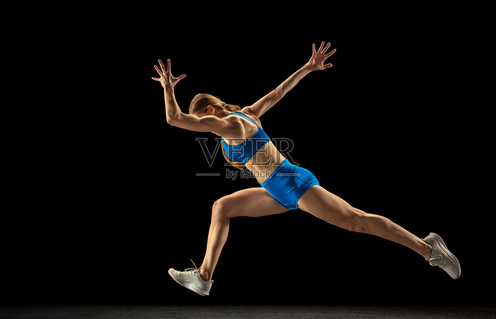 运动女人,田径运动员训练孤立的黑人演播室背景。照片摄影图片