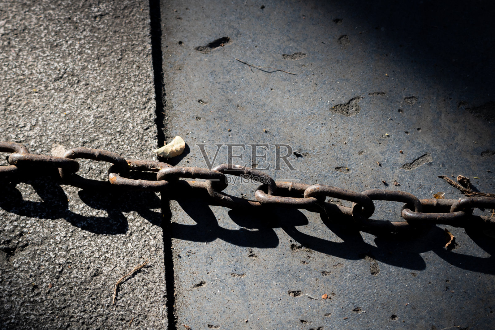 地上的锁链和阴影照片摄影图片