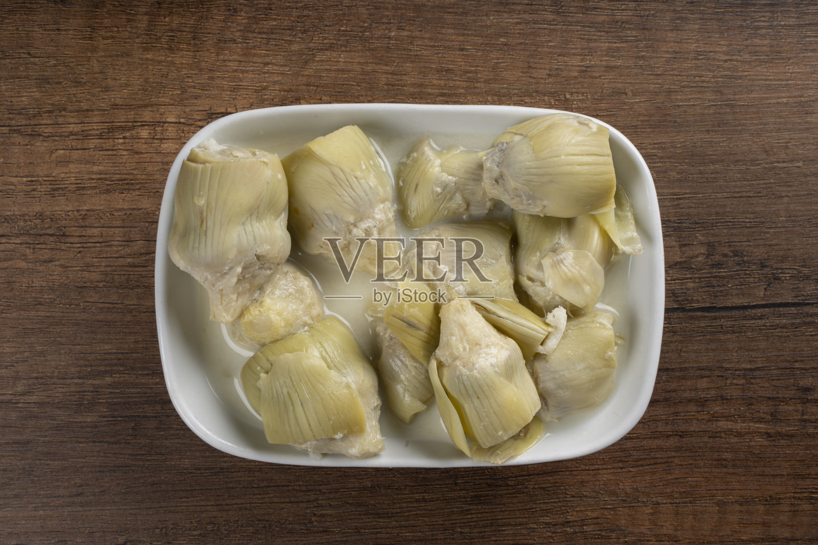 白瓷盘上的开胃菜照片摄影图片