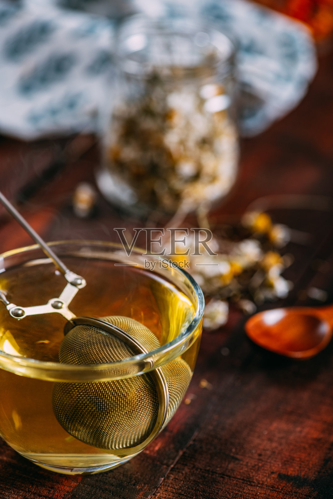 甘菊茶在乡村木制的背景照片摄影图片