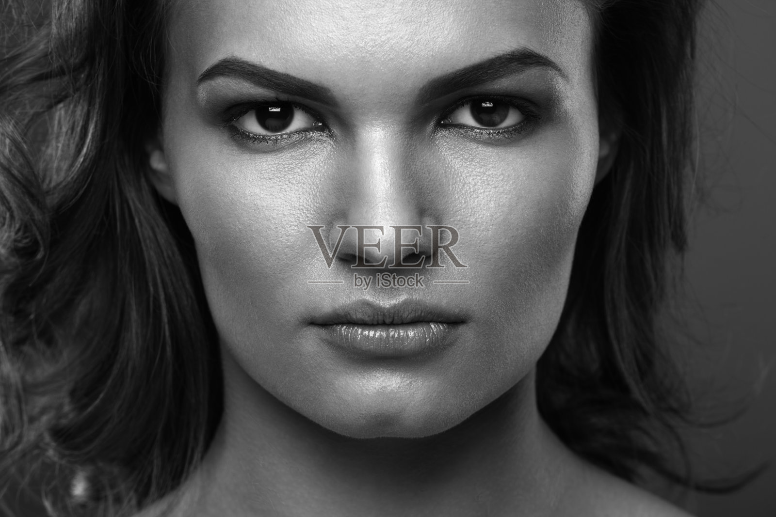 近距离的美丽的黑发女人肖像照片摄影图片