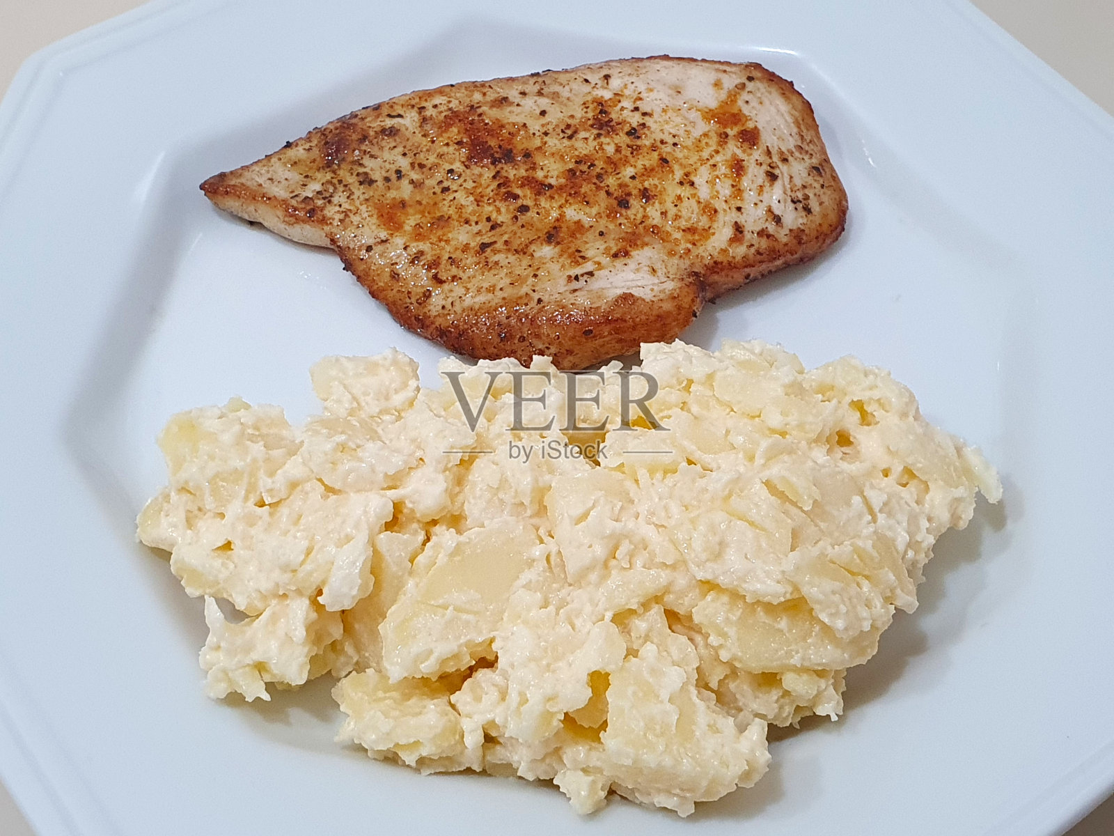 烤鸡胸肉配土豆沙拉照片摄影图片