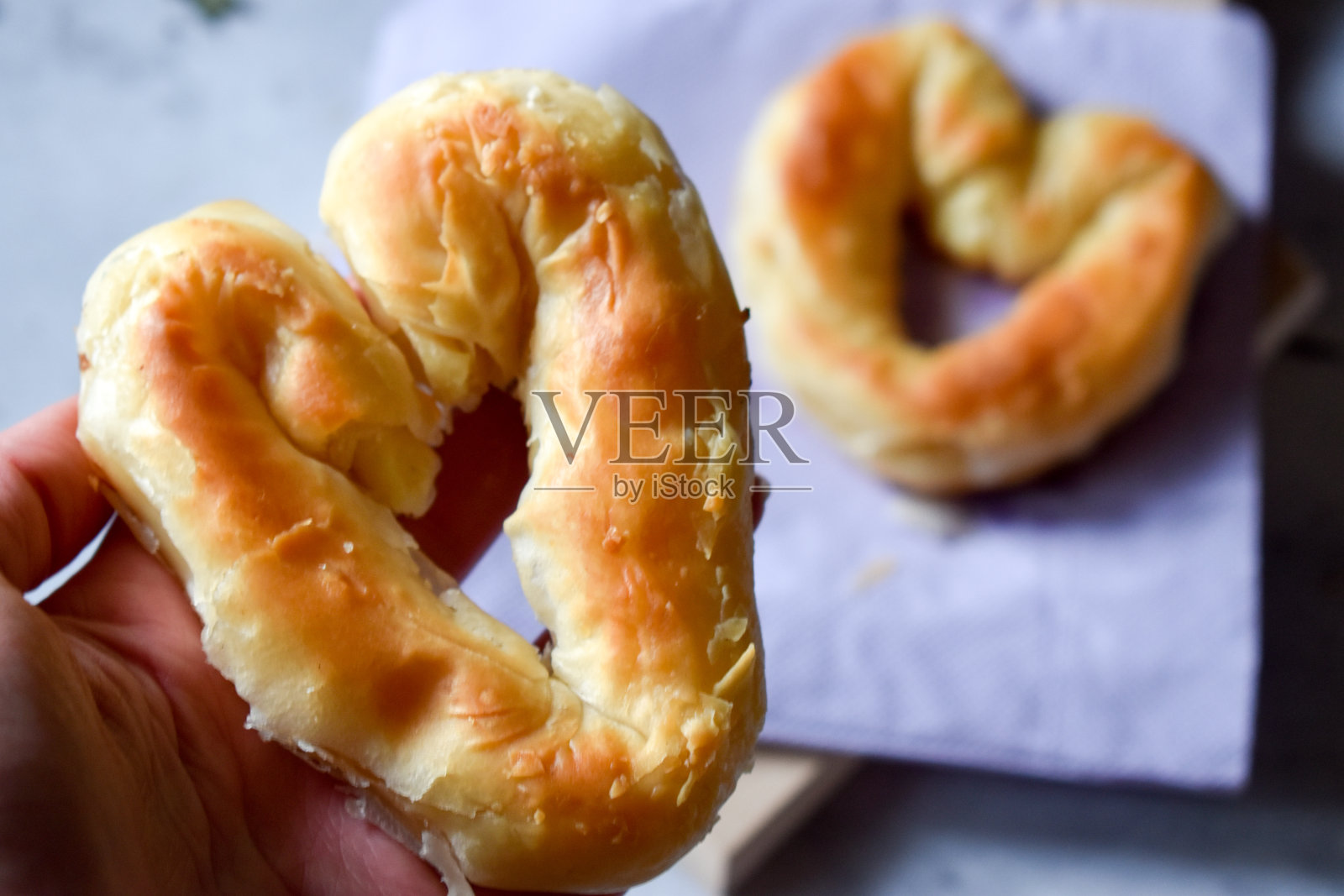 人手拿着自制的奶酪糕点照片摄影图片