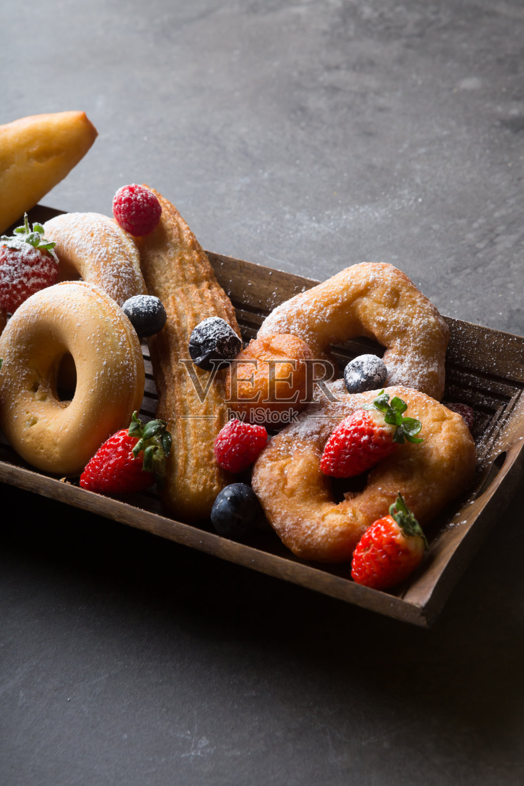 不同种类的甜甜圈配浆果照片摄影图片