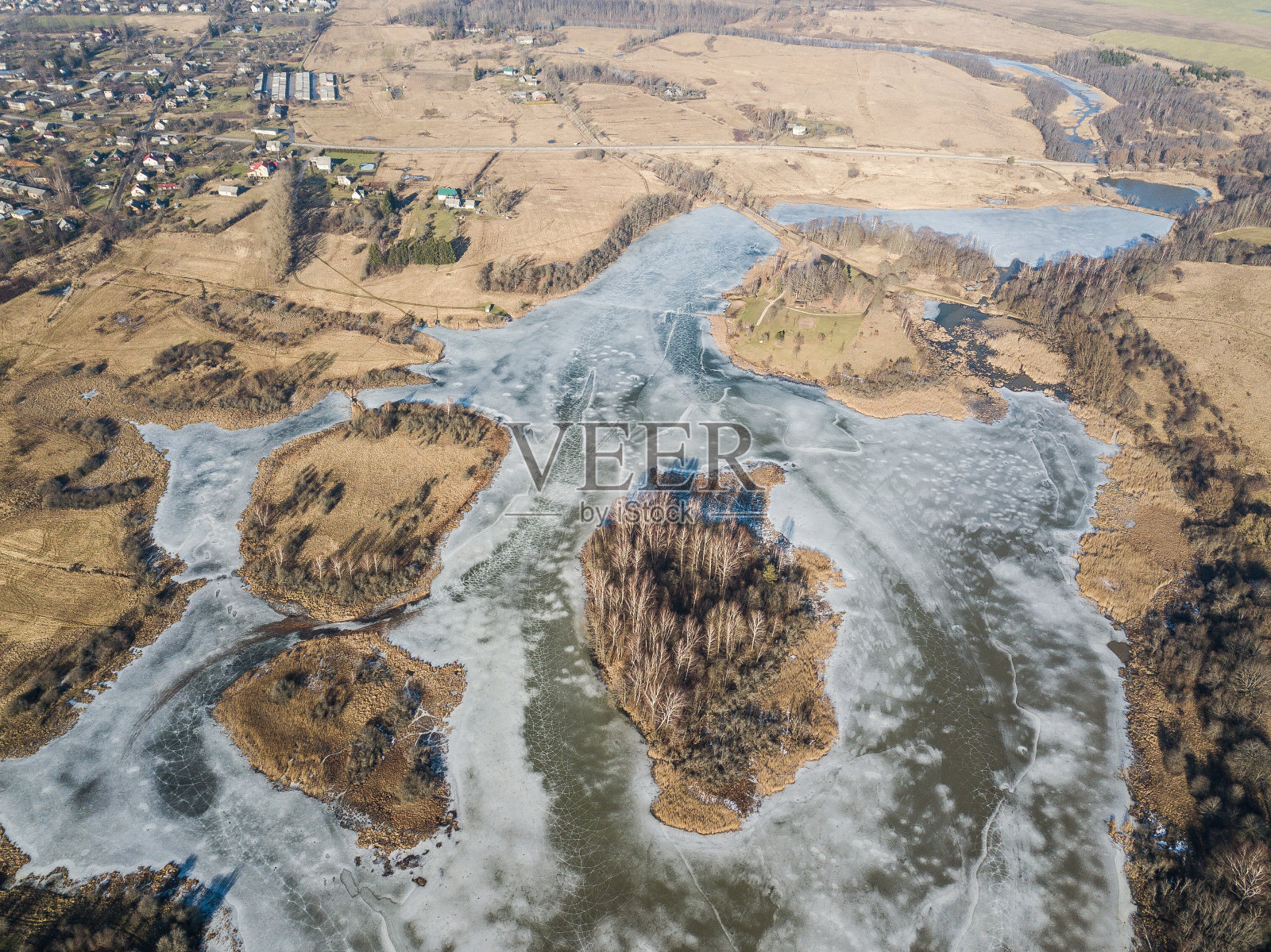 冰冻水库鸟瞰图与岛屿,Aizpute,拉脱维亚照片摄影图片