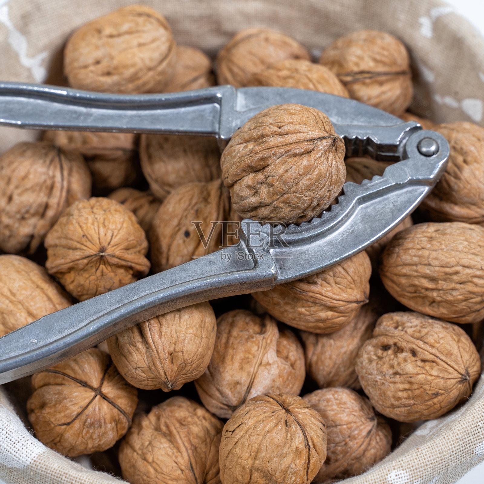 柳条篮子里的核桃照片摄影图片