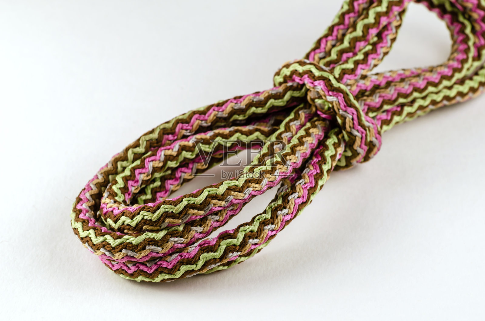 中性背景上的通用聚丙烯绳。照片摄影图片