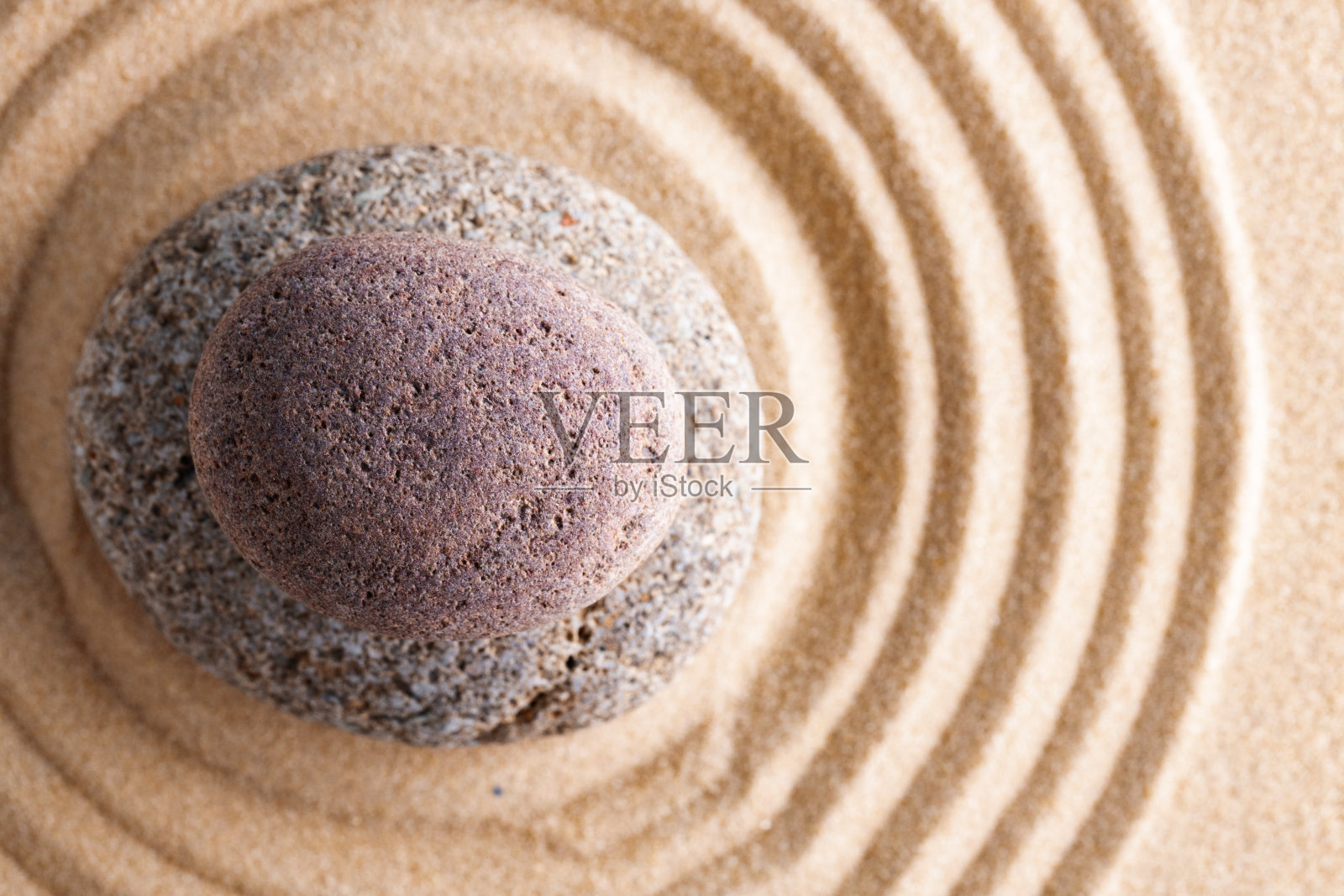 日本禅宗花园与石头在耙沙照片摄影图片