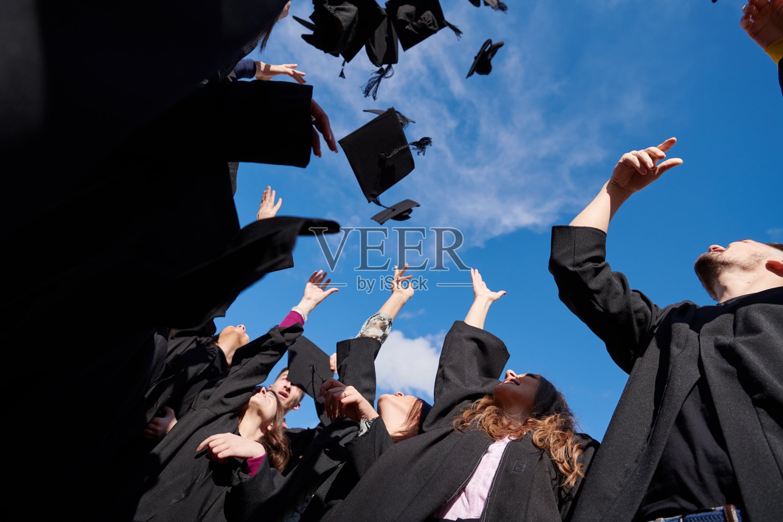 一群不同的国际毕业生庆祝照片摄影图片